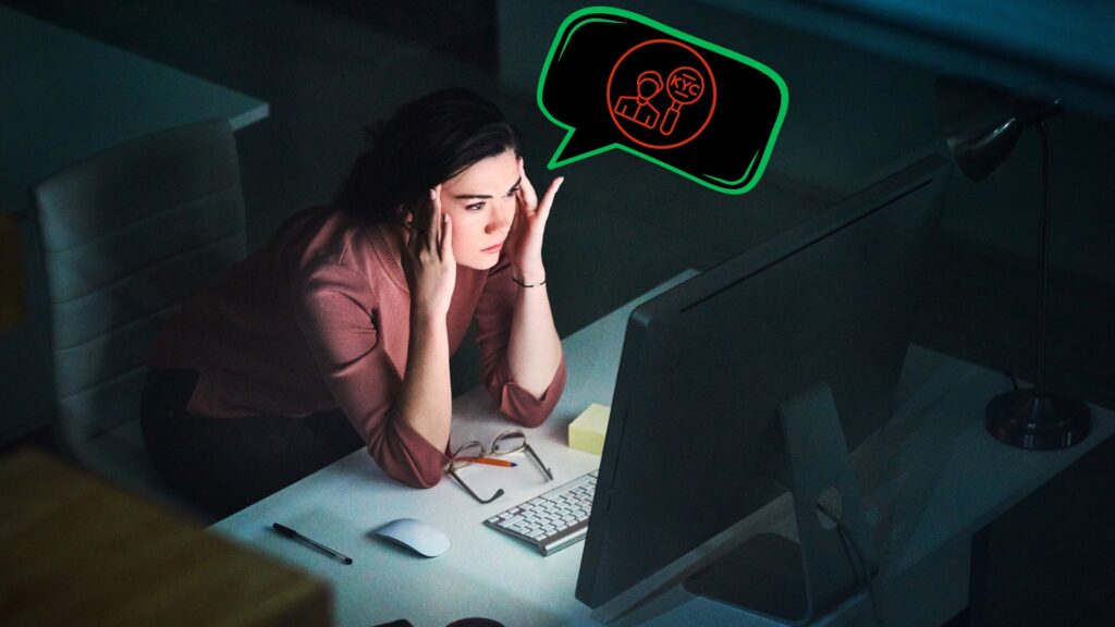 Mulher em frente ao PC com a mão na cabeça preocupada com seu KYC negado por uma corretora
