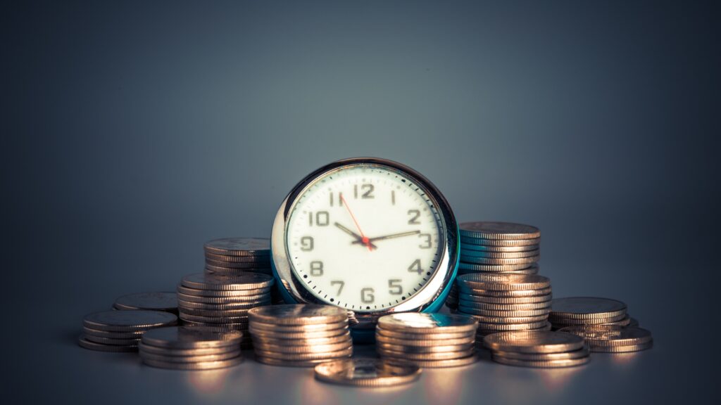 Relógio com moedas em volta