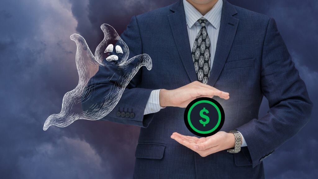 Homem protegendo seu capital de um fantasma